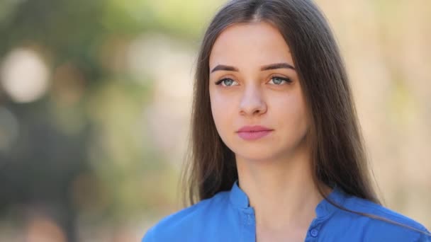 Leuke vrouw luisteren naar muziek buiten met koptelefoon, slow-motion — Stockvideo