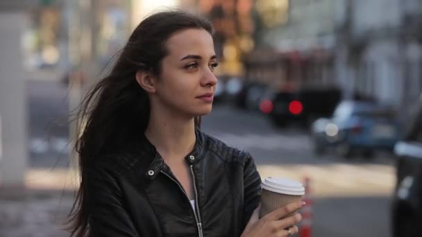 Retrato Rua Mulher Bonita Com Xícara Café Cidade Câmera Lenta — Vídeo de Stock