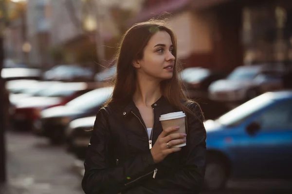 Vrouw Genieten Wandelen Met Koffiekopje Stad Straat — Stockfoto