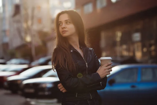 Mujer Disfrutando Caminar Con Taza Café Calle Ciudad —  Fotos de Stock