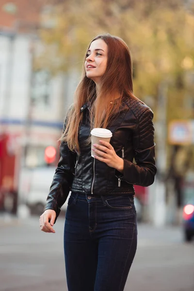 Mooie Vrouw Houdt Van Papier Koffie Kopje Genieten Van Een — Stockfoto