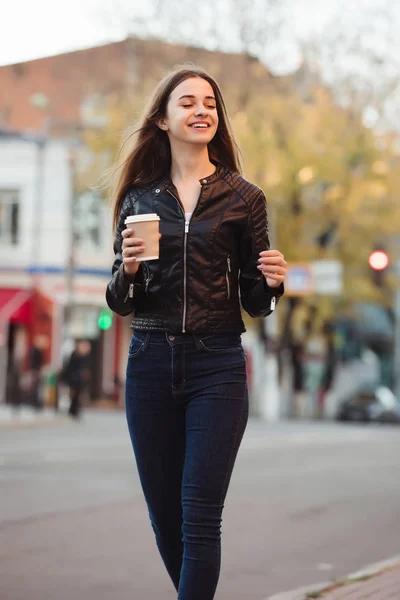 Mooie Vrouw Houdt Van Papier Koffie Kopje Genieten Van Een — Stockfoto