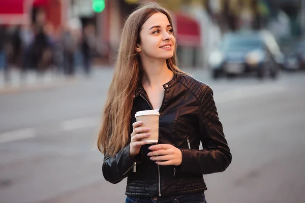 Mooie Vrouw Houdt Van Papier Koffie Kopje Genieten Van Een — Stockfoto