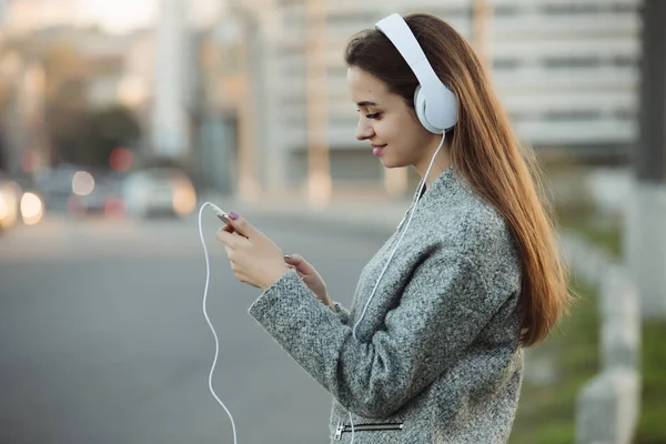 Frau Hört Musik Mit Kopfhörern Der Stadt — Stockfoto