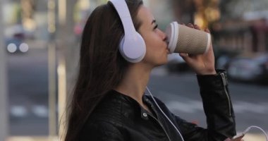 Modern kadın kahve fincanı kulaklıklar müzik dinlemek City ile yaşam tarzı