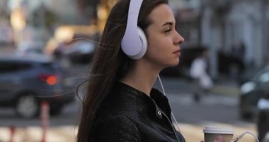 Modern kadın kahve fincanı kulaklıklar müzik dinlemek City ile yaşam tarzı