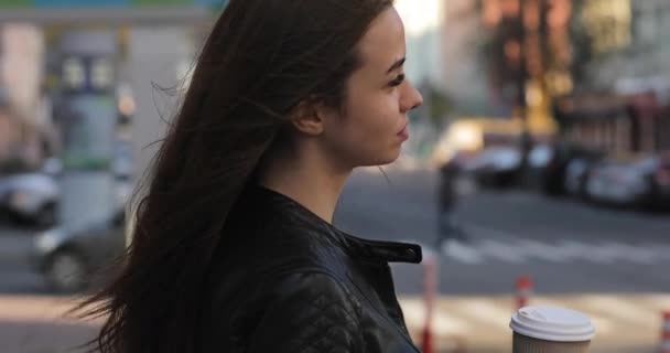 Retrato callejero de mujer hermosa con taza de café en la ciudad — Vídeos de Stock