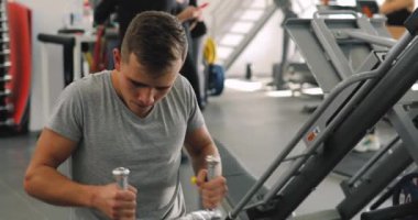 Spor eğitimi ile ağırlık egzersiz genç acemi adam