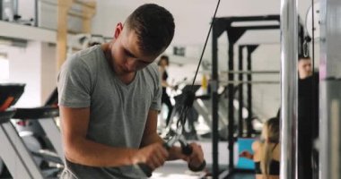 Spor salonu Eğitim Eğitim aparatı ile egzersiz genç acemi adam