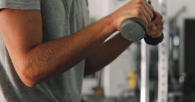 Spor salonu Eğitim dayanıklılık egzersiz genç acemi adam elinde