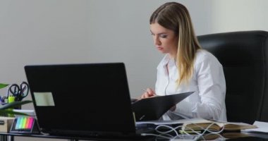 Genç iş kadını ofiste birçok iş var