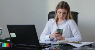 Yorgun meşgul iş kadını ofiste birçok iş var