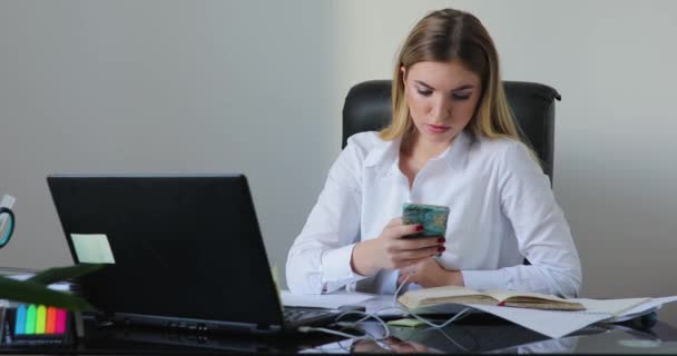 Yorgun meşgul iş kadını ofiste birçok iş var — Stok video