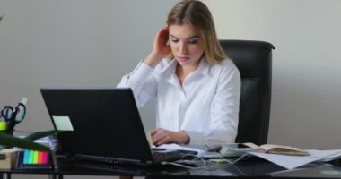 Ofis iş, laptop yanında çalışma masasında oturan işkadını