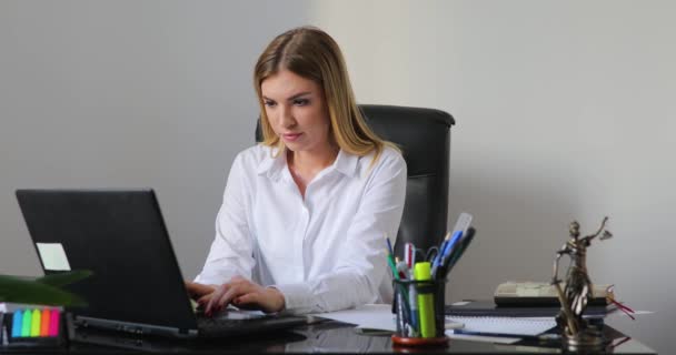Faule Geschäftsfrau schließt Laptop und entspannt im Büro — Stockvideo
