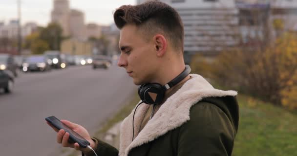 Joven Escuchando Música Pone Auriculares Ciudad — Vídeos de Stock