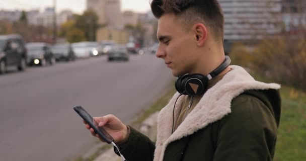 Joven Escuchando Música Pone Auriculares Ciudad — Vídeos de Stock