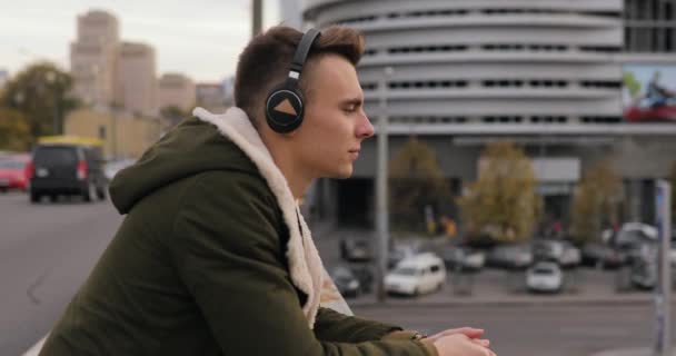 Jonge Man Luisteren Naar Muziek Met Koptelefoon Stad Denken — Stockvideo