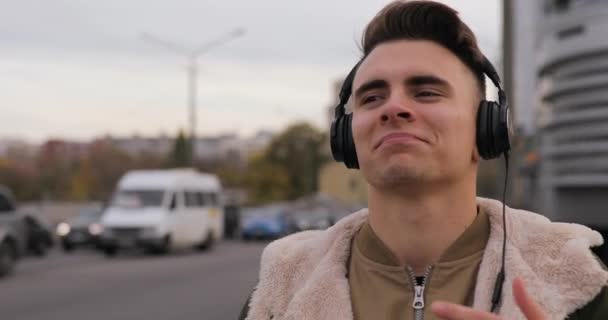 Νεαρός Άνδρας Που Απολαμβάνει Ακούτε Μουσική Ακουστικά Χορό Στην Πόλη — Αρχείο Βίντεο