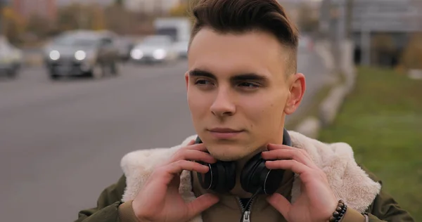 Молодий Чоловік Слухає Музику Навушниках Місті — стокове фото