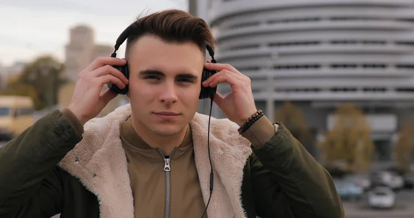 Молодий Чоловік Слухає Музику Навушниках Місті — стокове фото