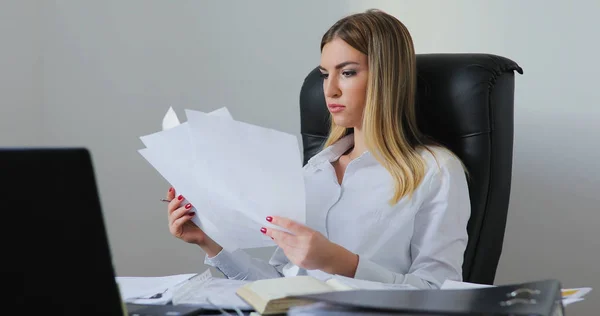 Genç iş kadını ofiste birçok iş var