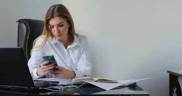 Jovem Empresária Tem Muitos Trabalhos Escritório Usando Telefone Inteligente — Fotografia de Stock