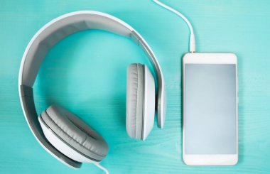 Müzik konsepti, kulaklık ve smartphone ahşap masa