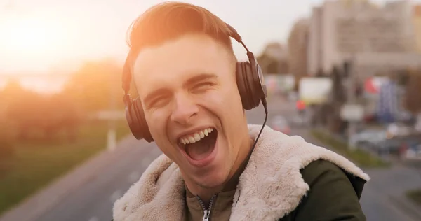 Homem Divertido Com Fones Ouvido Ouvindo Música Cidade — Fotografia de Stock