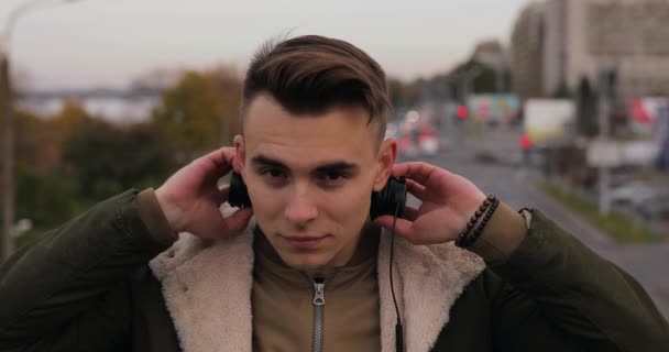 Joven Escuchando Música Pone Auriculares Ciudad — Vídeos de Stock