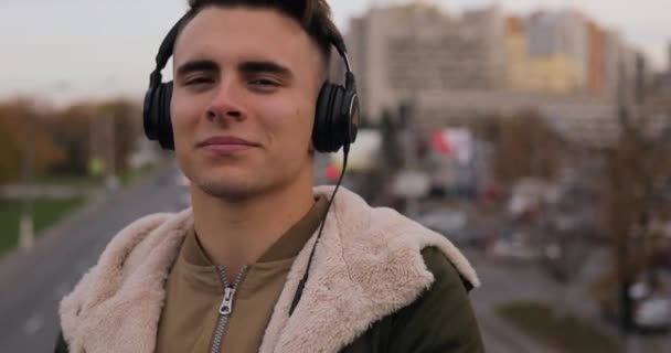 Young Man Enjoying Listening Music Headphones Dancing City — Stock Video