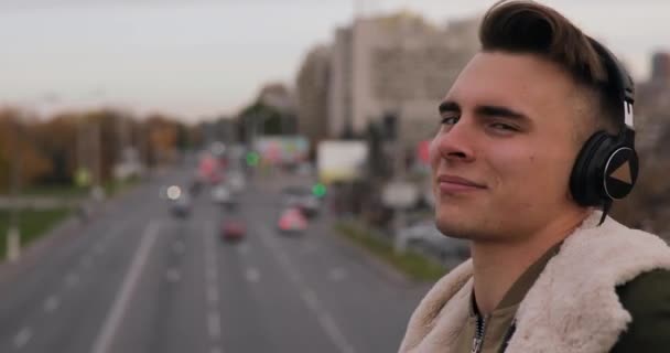 Young Man Enjoying Listening Music Headphones Dancing City — Stock Video