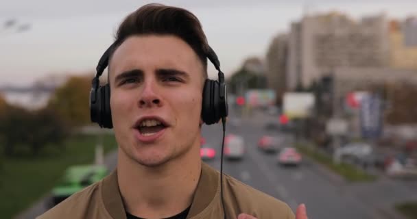 Joven Disfrutando Escuchando Música Con Auriculares Bailando Ciudad — Vídeos de Stock