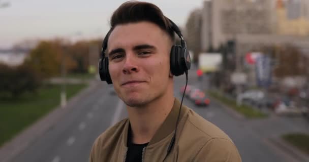 Joven Disfrutando Escuchando Música Con Auriculares Bailando Ciudad — Vídeos de Stock