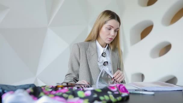 Elegante Giovane Stilista Che Guarda Tablet Seduto Sul Tavolo Studio — Video Stock