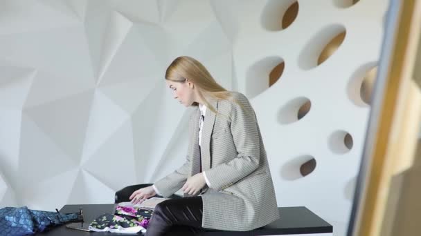 Ung Modedesigner Söker Hennes Framtida Klänning Samling Trasa — Stockvideo