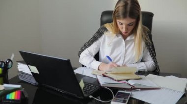 Office mesai kadında yorgun bitkinlik