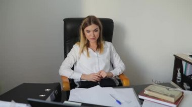 Office, sabit eser sonra sandalyeye dinlenme kadın