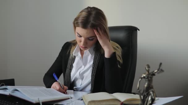 在办公室工作写作的疲惫的女律师 — 图库视频影像