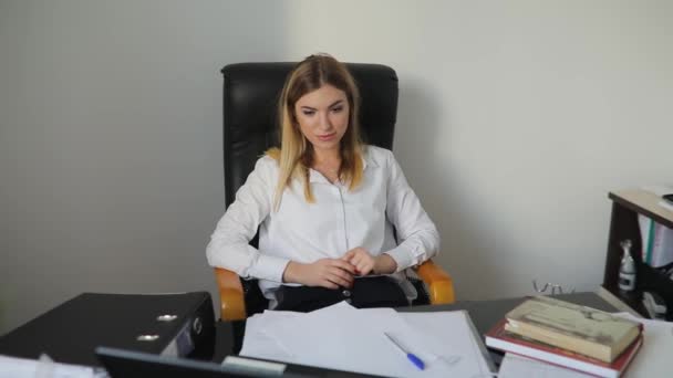 Femme Reposant Sur Chaise Après Travail Acharné Bureau — Video