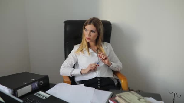 Γυναίκα Που Κάθεται Καρέκλα Στο Γραφείο Και Της Σκέψης — Αρχείο Βίντεο