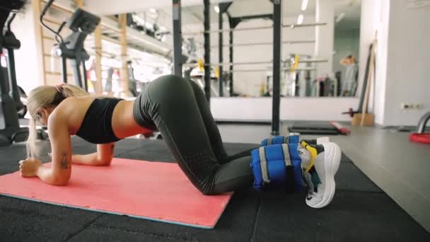 Spor Salonunda Bacaklarını Fitness Merkezi Üzerinde Ağırlık Egzersiz Kadın — Stok video