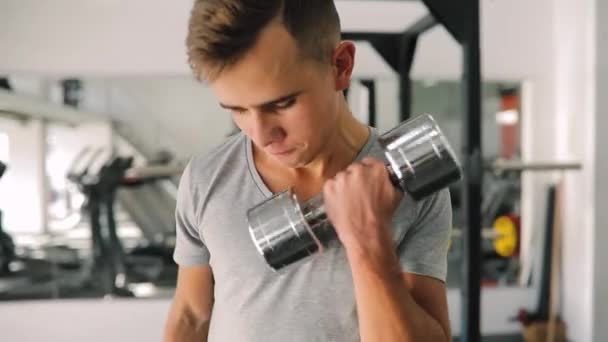 Człowiek Młody Początkujący Pompowania Biceps Centrum Fitness Hantlami — Wideo stockowe