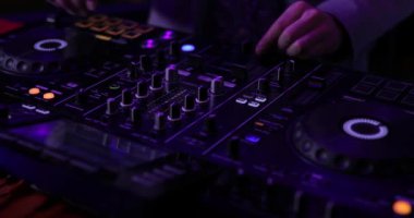 Dj elinde bir gece kulübünde, closeup karıştırma konsolu müzik çalmak