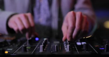 Dj gece kulübünde bir resepsiyon masası üzerinde müzik karıştırma elinde