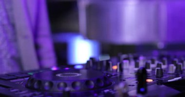 Dj elinde bir gece kulübünde, closeup karıştırma konsolu müzik çalmak