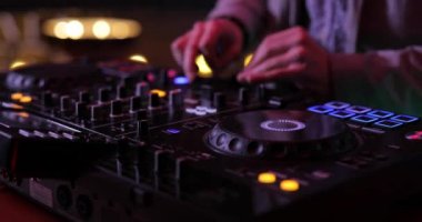 Dj elinde bir gece kulübünde, closeup karıştırma konsolu müzik çalmak