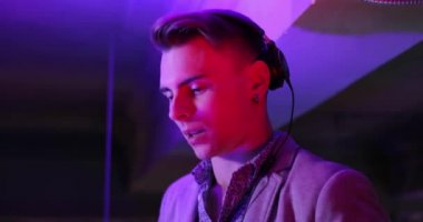 DJ gece kulübünde kulaklık müzik çalar