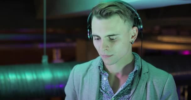 Plays Music Headphones Nightclub — Stock Video