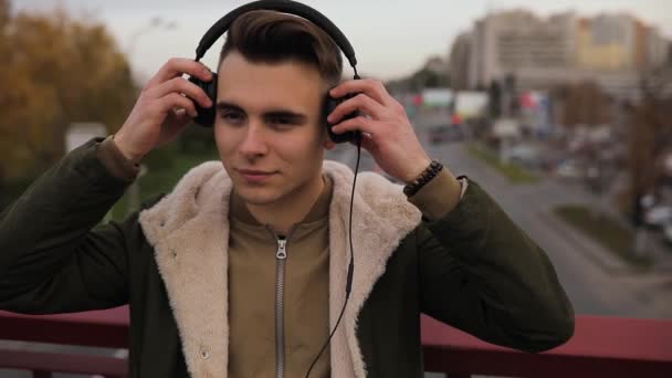 Αργή Κίνηση Του Ανθρώπου Ακούγοντας Μουσική Στα Ακουστικά Που Στέκεται — Αρχείο Βίντεο